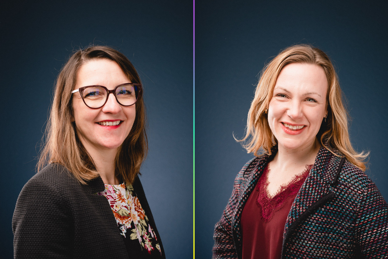 Barbara D'Emilio (links, mit Brille) und Kathrin Michel (rechts) lächeln vor dunkelblauem Hintergrund, beide in Business-Kleidung